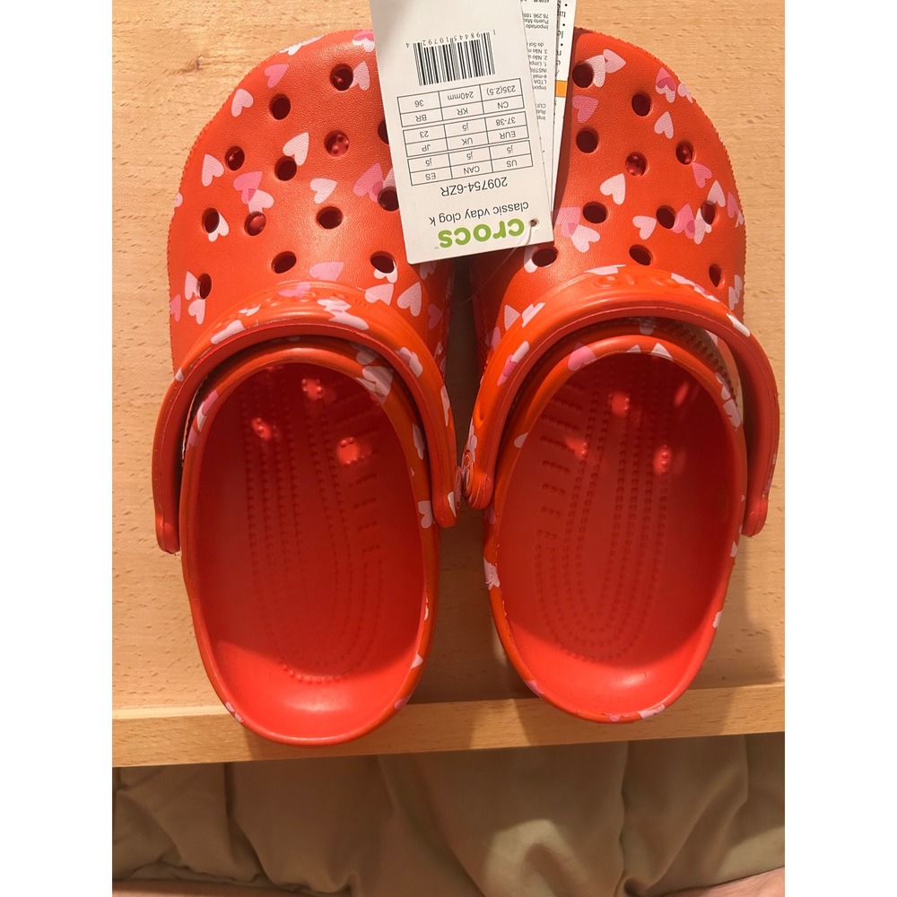 Crocs Classic Vday Clog K Red Pink Heart Print Women 7 Men 5 J5 209754-6ZR NWT